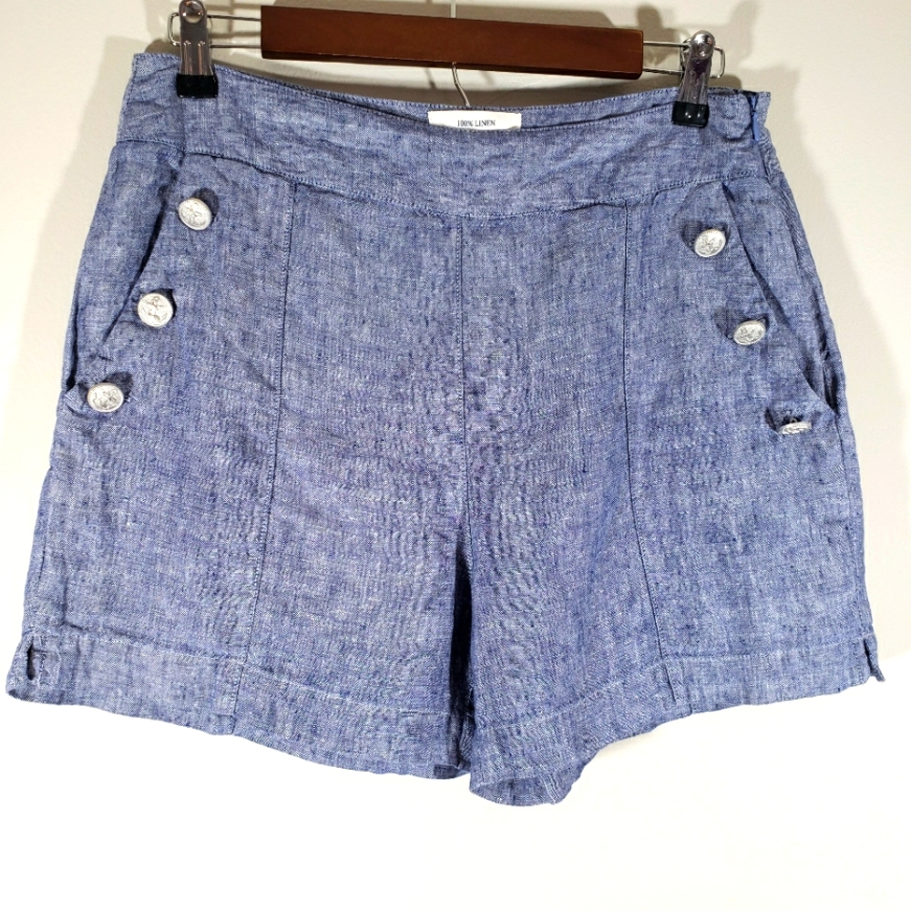 Size 8 British Khaki shorts with anchor accent buttons on pockets